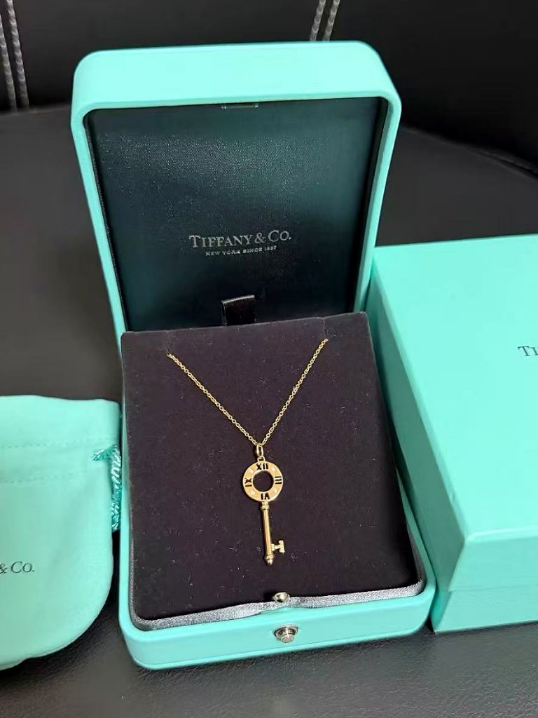 Tiffany CoAtlas 18k Gold Roman Numeral Key Pendant Cable Chain Necklace Tiffany CoAtlas 18k Gold Roman Numeral Key Pendant Cable Chain Necklace